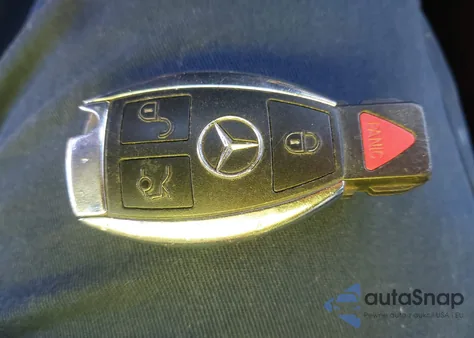 2015 Mercedes-Benz C 300 4Matic z USA, uszkodzony, nr VIN 55SWF4KBXFU038634